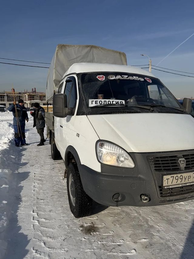 Автомобиль полевой бригады на объекте